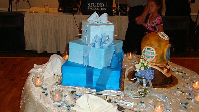 look how super great it looked next to the tres cool wedding cake